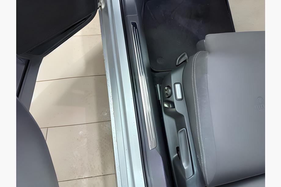 Volkswagen Passat B8 2015–2023 OmsaLine invändiga instegslister (4 st, rostfritt stål) Image