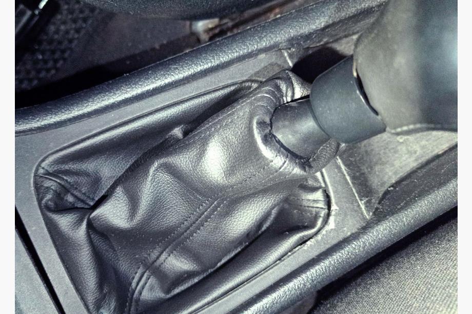 Opel Astra G Classic 1998–2012 Växelspaksdamask V1 (med ram) Image