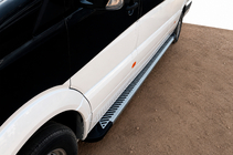 Mercedes Sprinter W907/W910 2018– Sidosteg Line (2 st, aluminium) foto 1