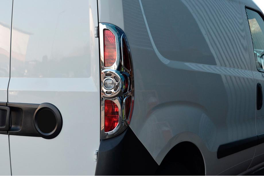 Opel Combo 2012–2018 Kromad bakljuslist (2012-2015, 2 st, plast) Image
