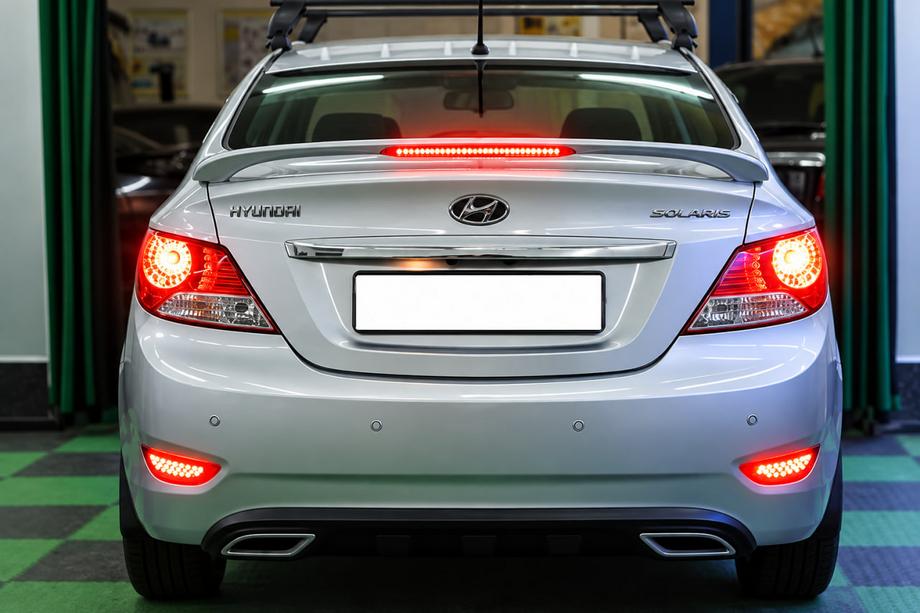 Hyundai Accent 2011–2017 Spoiler Niken V2 (för lackering) Image