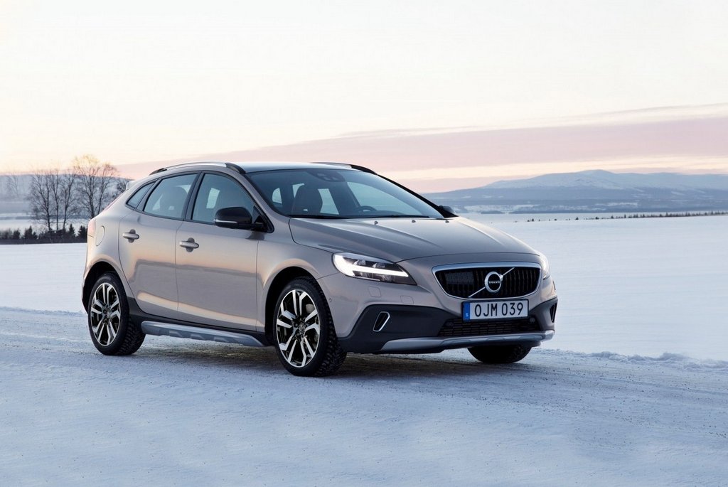 Recension av terrängversionen av halvkombin Volvo V40 Cross Country