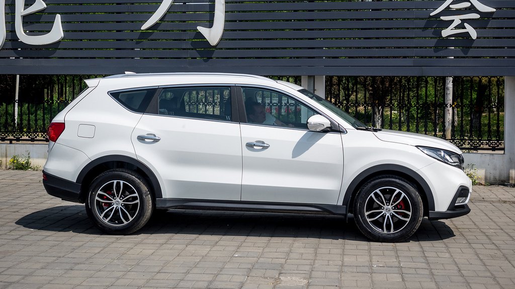 Test av uppdaterade crossovern Dongfeng 580