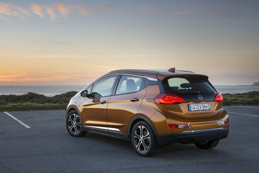 Elbil i halvkombiformat: Opel Ampera-e