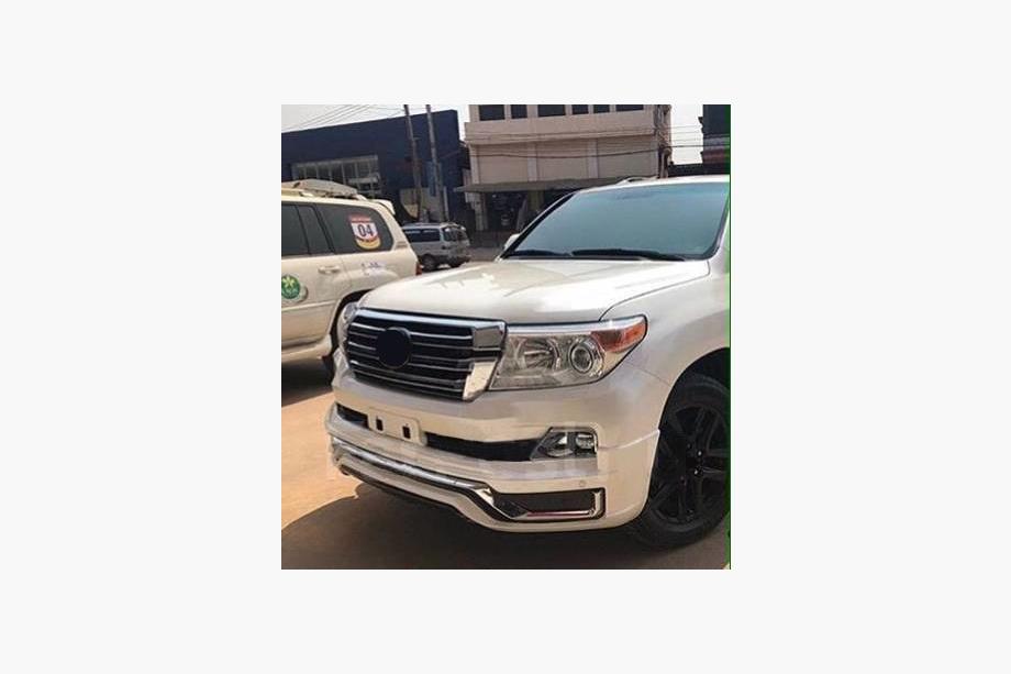 Toyota Land Cruiser 200 2007–2021 Bodykit 2016↗ (Modelista V3) Vit färg Foto 2