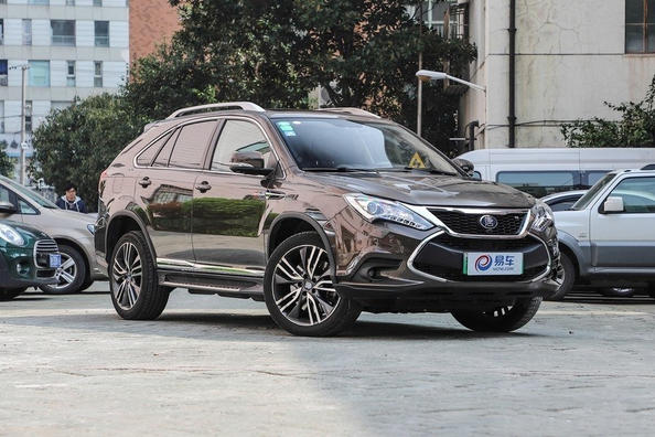 Sjusitsig hybridcrossover BYD Tang 100