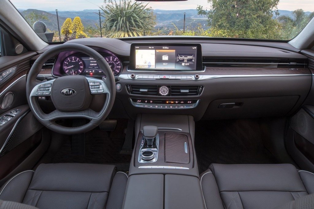 Representativ sedan KIA K900