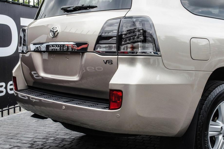 Toyota Land Cruiser 200 2007–2021 Baklyktor 2007-2015 (BlackEdition) Image
