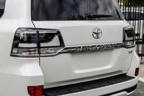 Toyota Land Cruiser 200 2007–2021 Baklyktor 2016+ (Executive Black) foto 1