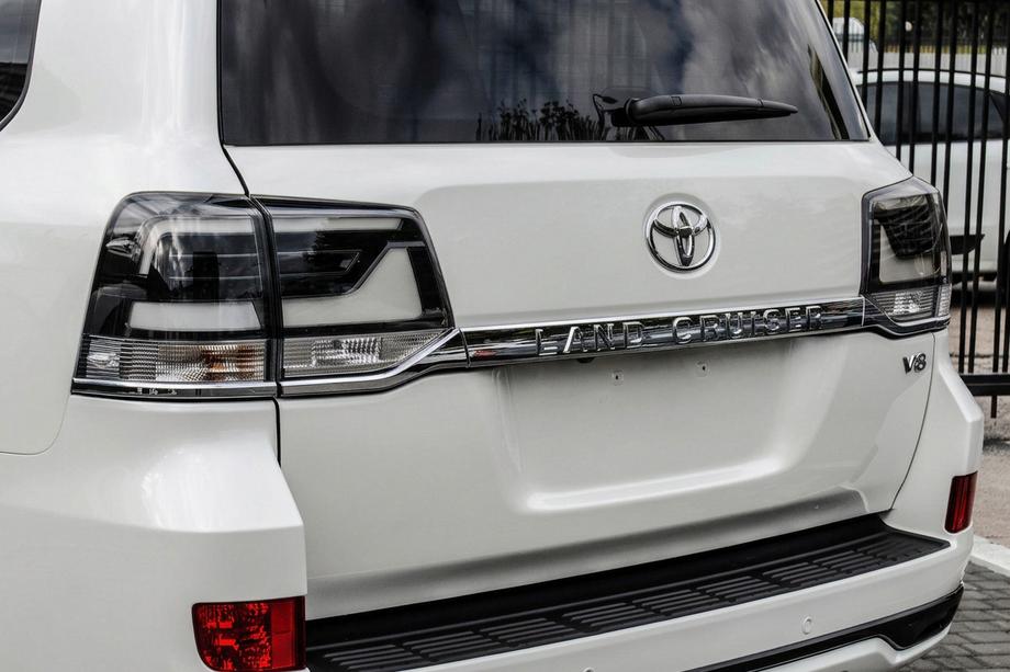 Toyota Land Cruiser 200 2007–2021 Baklyktor 2016+ (Executive Black) Image