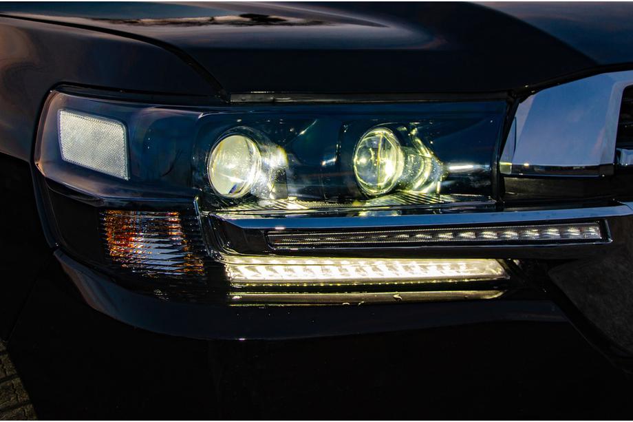 Toyota Land Cruiser 200 2007–2021 Framlyktor 2016+ (Executive) Komplett sats (2 st.) Foto 7
