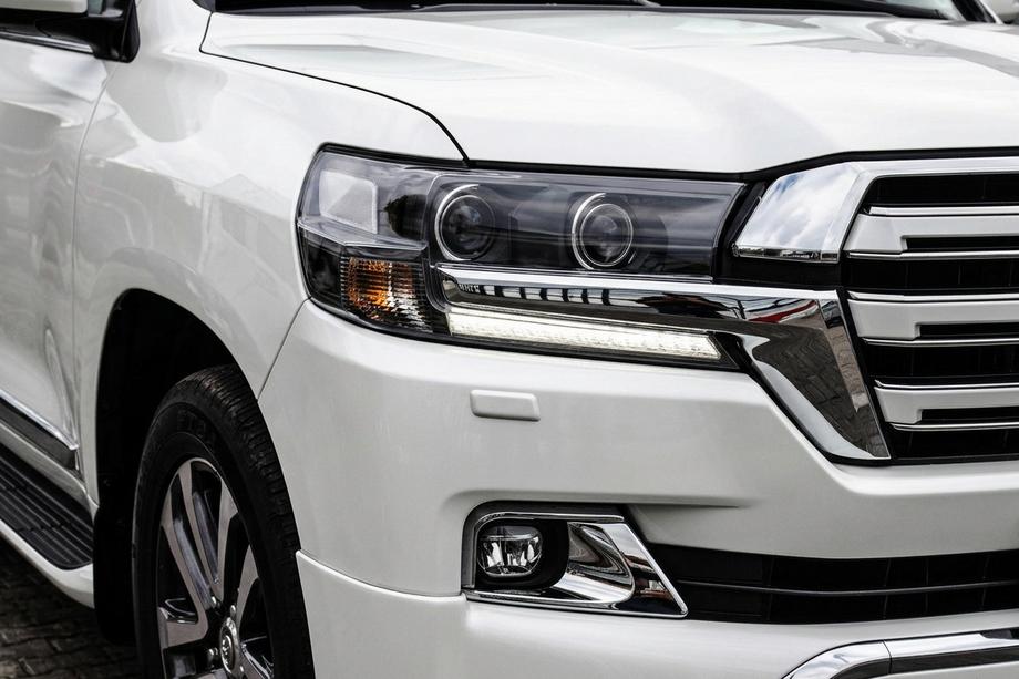 Toyota Land Cruiser 200 2007–2021 Framlyktor 2016+ (Executive) Höger (1 st) Image