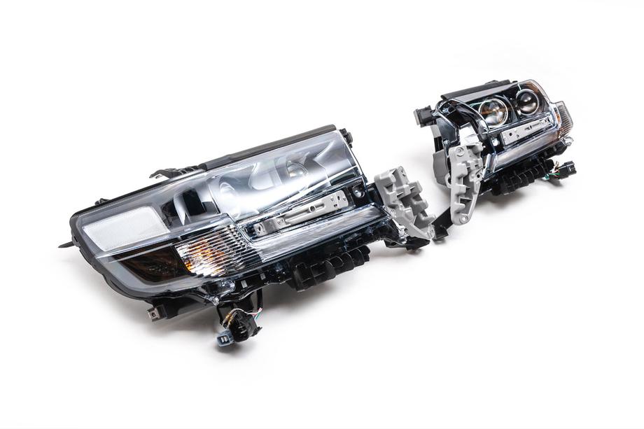 Toyota Land Cruiser 200 2007–2021 Framlyktor 2016+ (Executive) Komplett sats (2 st.) Foto 13