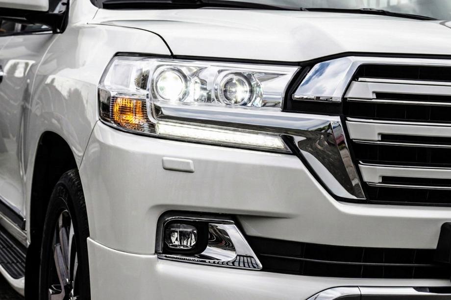 Toyota Land Cruiser 200 2007–2021 Framstrålkastare 2016+ (Standart) Image