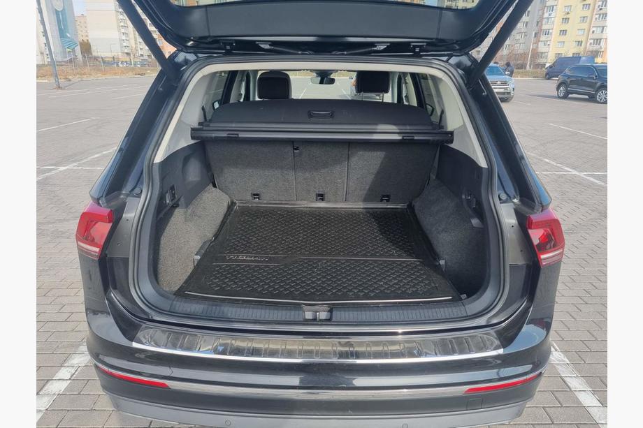 Volkswagen Tiguan 2016–2023 Bakre stötfångarskydd (Carmos, rostfritt) Image