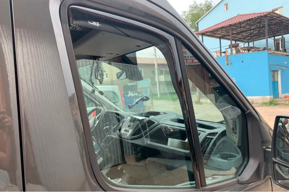 Ford Transit 2014– Insticksmonterade vindavvisare (2 st, HIC) Foto 3