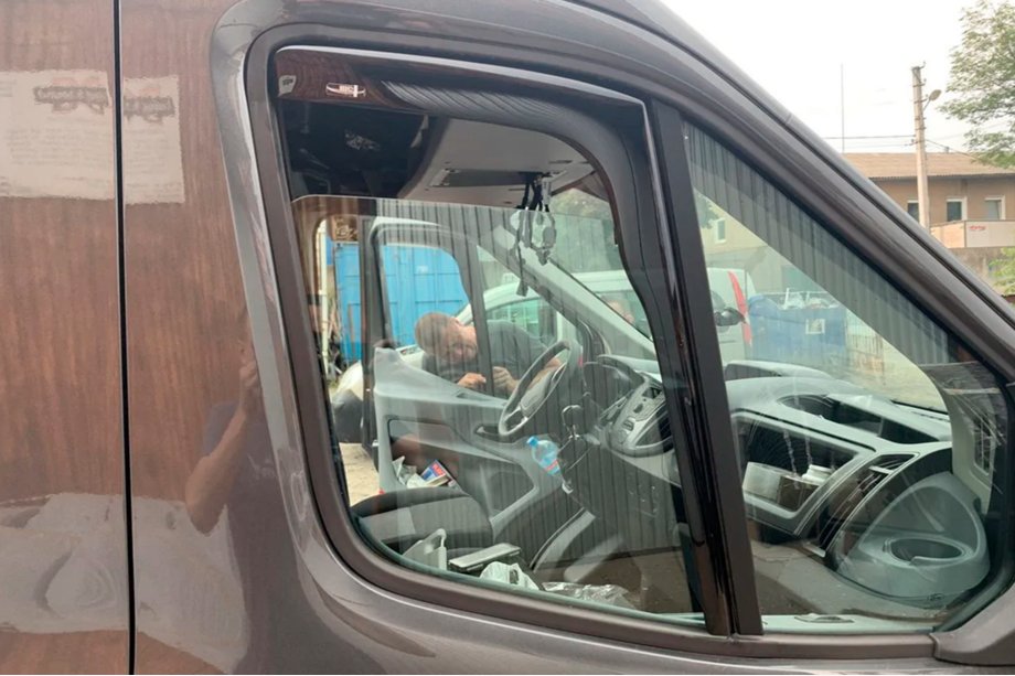 Ford Transit 2014– Insticksmonterade vindavvisare (2 st, HIC) Foto 1
