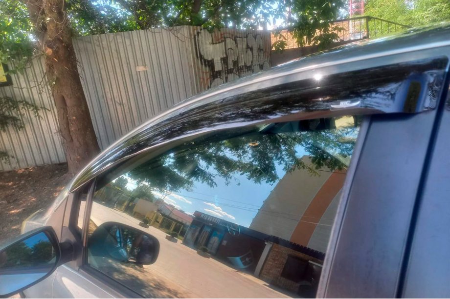 Toyota Yaris 2006–2011 Vindavvisare för sidorutor HB (4 st, HIC) Foto 6