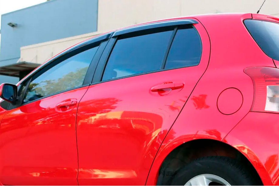 Toyota Yaris 2006–2011 Vindavvisare för sidorutor HB (4 st, HIC) Foto 3