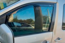 Volkswagen Caddy 2004–2010 Insticksmonterade vindavvisare (2 st, HIC) foto 8