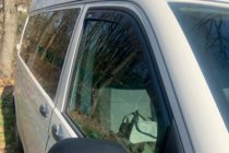 Volkswagen T6 2015–2024 Insticksmonterade vindavvisare (2 st, HIC) foto 3