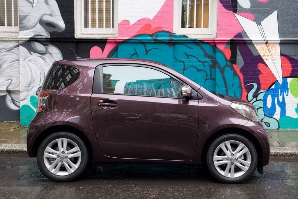 Kompakt tredörrars halvkombi Toyota iQ