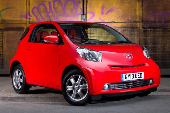 Kompakt tredörrars halvkombi Toyota iQ