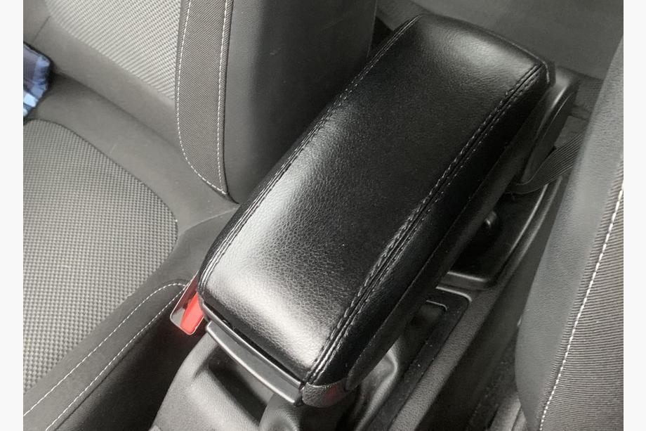 Renault Megane IV 2016–2025 Armstöd (monteras i mugghållaren) Foto 3