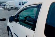 Volkswagen Caddy 2015–2020 Insticksmonterade vindavvisare (2 st, HIC) foto 3