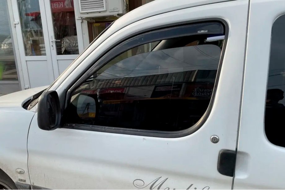 Peugeot Partner 1996–2008 Insticksmonterade vindavvisare (2 st, HIC) Image