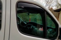 Nissan Primastar 2002–2014 Insticksmonterade vindavvisare (2 st, HIC) foto 2