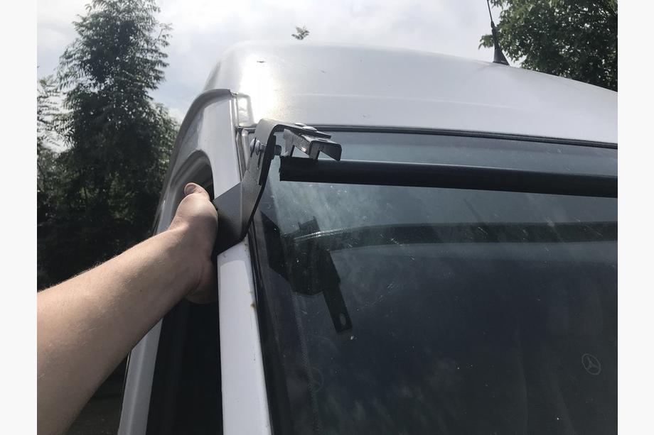 Volkswagen LT 1995–2006 Vindrutespoiler (svart blank, 5 mm) Foto 8