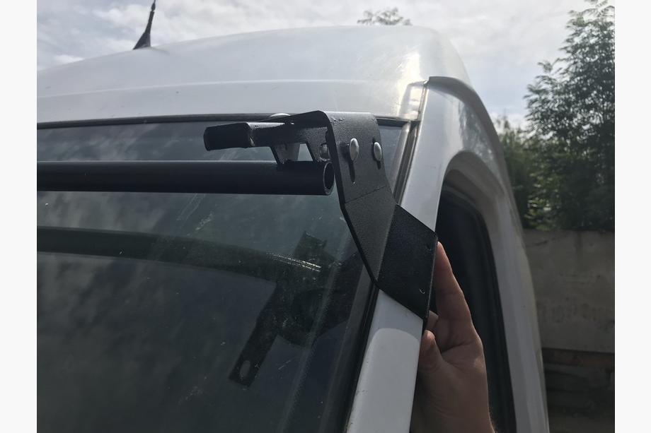 Volkswagen LT 1995–2006 Vindrutespoiler (svart blank, 5 mm) Foto 9
