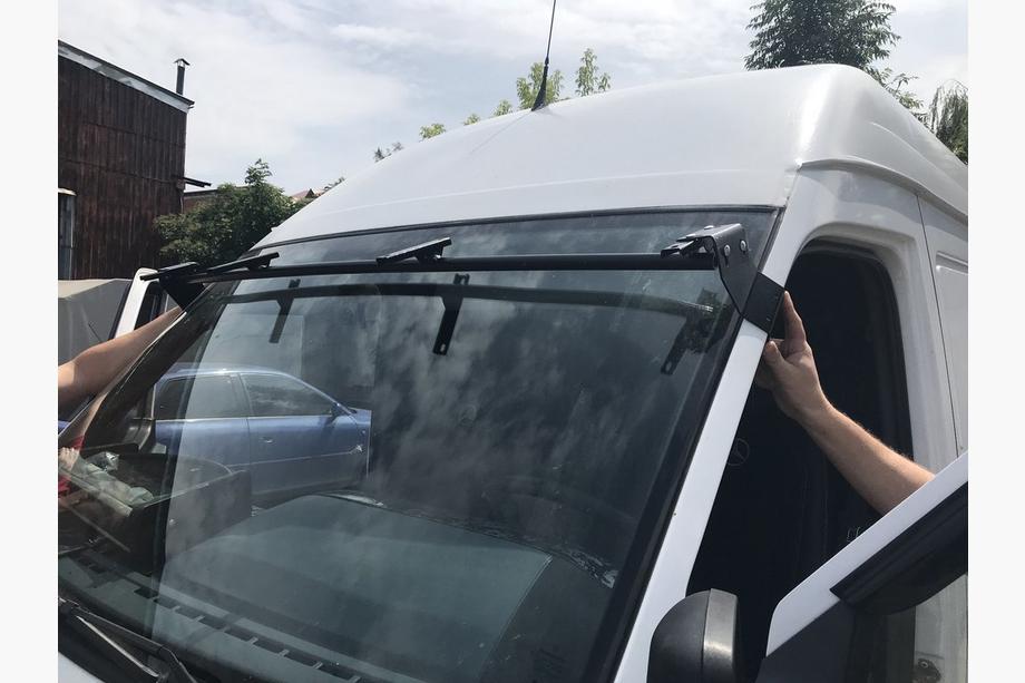 Volkswagen LT 1995–2006 Vindrutespoiler (svart blank, 5 mm) Foto 10