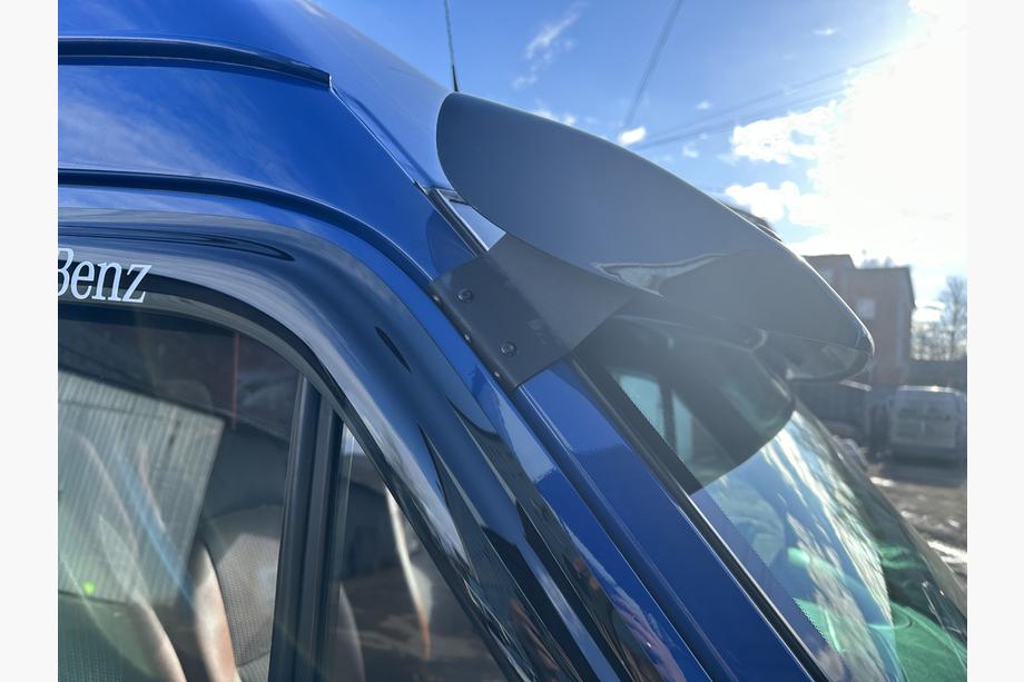 Volkswagen LT 1995–2006 Vindrutespoiler (svart blank, 5 mm) Foto 5