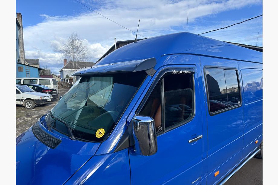 Volkswagen LT 1995–2006 Vindrutespoiler (svart blank, 5 mm) Foto 1