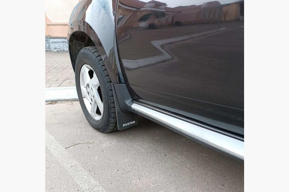 Dacia Duster 2008–2018 Premium stänkskydd fram (2 st) Foto 1