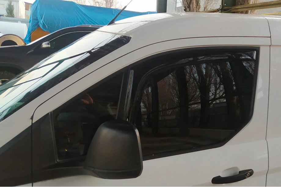 Ford Connect 2014–2021 Insticksmonterade vindavvisare (2 st, HIC) Image