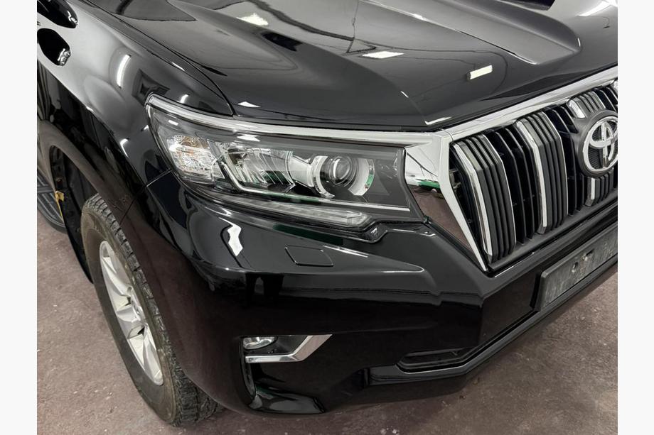 Toyota Land Cruiser Prado 150 2009–2023 Strålkastarögonlock (2 st, för LED) Foto 4