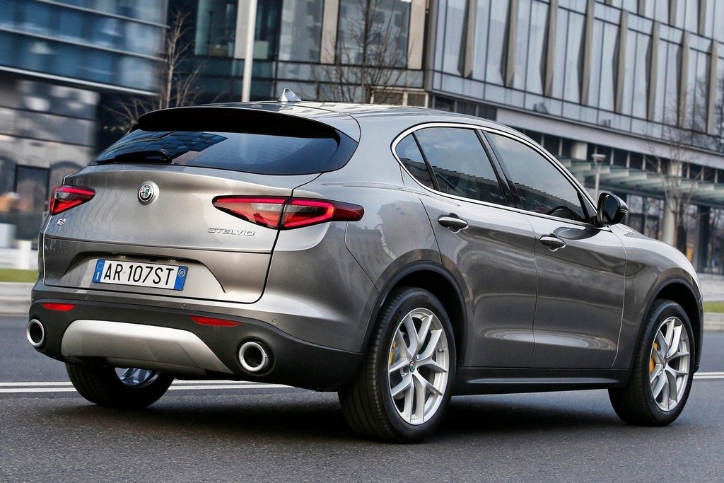 Test av den kompakta crossovern Alfa Romeo Stelvio