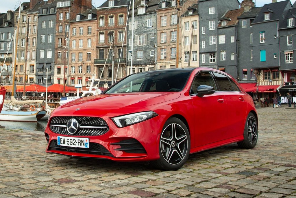 Fem­dörrars premiumhalvkombi Mercedes-Benz A-class i fjärde generationen