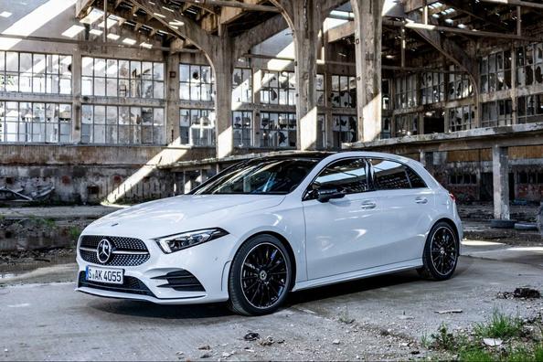 Fem­dörrars premiumhalvkombi Mercedes-Benz A-class i fjärde generationen