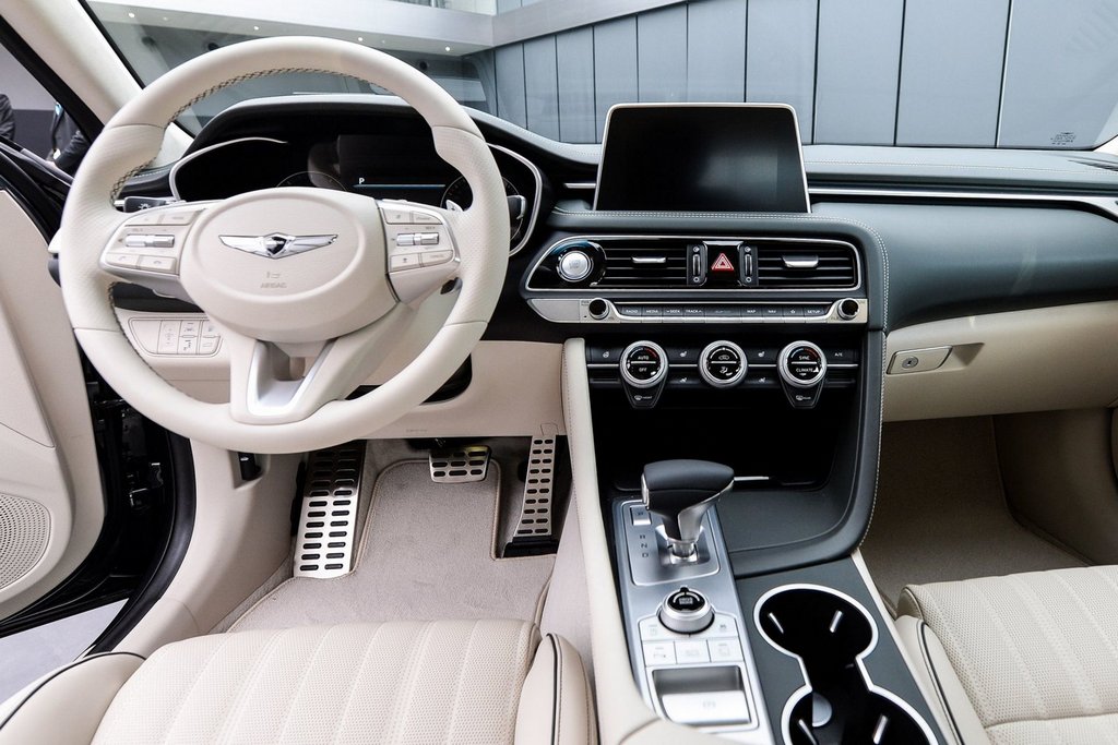 Första generationen av sedanen Genesis G70