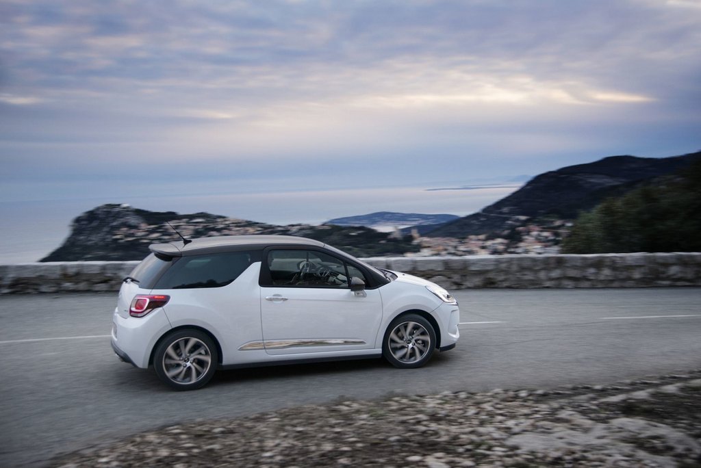 Tredörrars kompakt halvkombi Citroen DS3