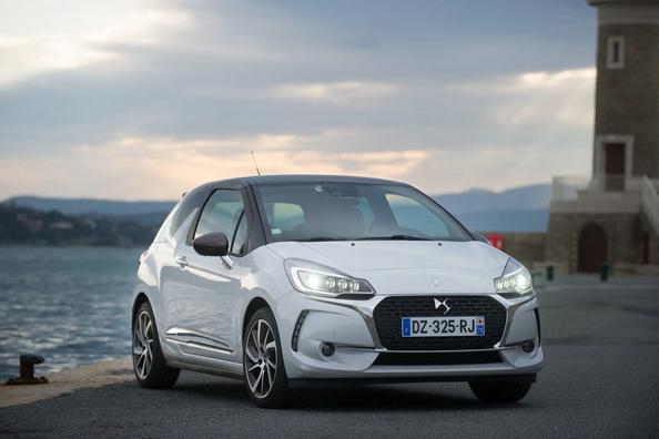 Tredörrars kompakt halvkombi Citroen DS3