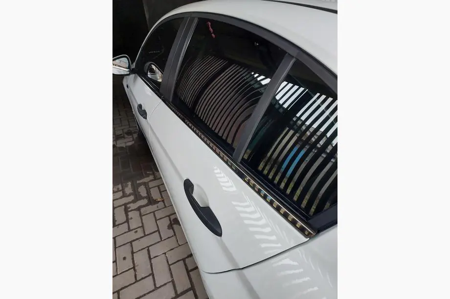 Fiat Tipo 2016– Nedre fönsterlister, mörkkrom (rostfritt) Foto 4