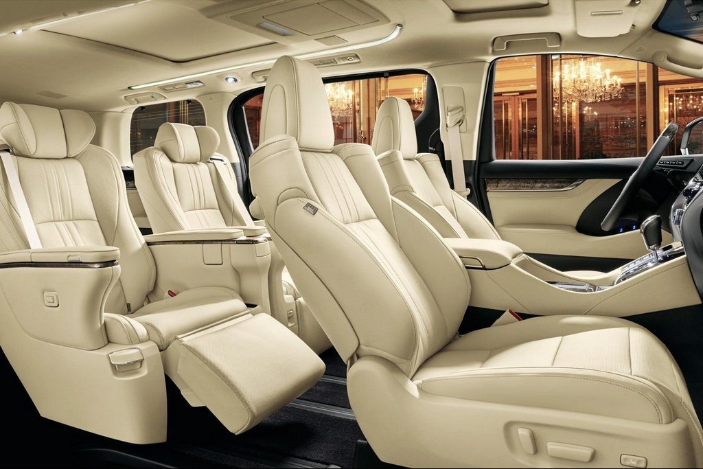 Fullstor lyxminibuss Toyota Alphard