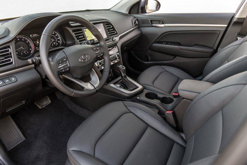 Kompakta sedans Hyundai Elantra i uppdaterad version