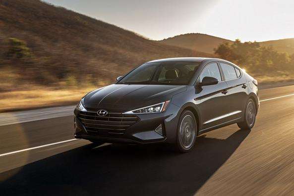 Kompakta sedans Hyundai Elantra i uppdaterad version