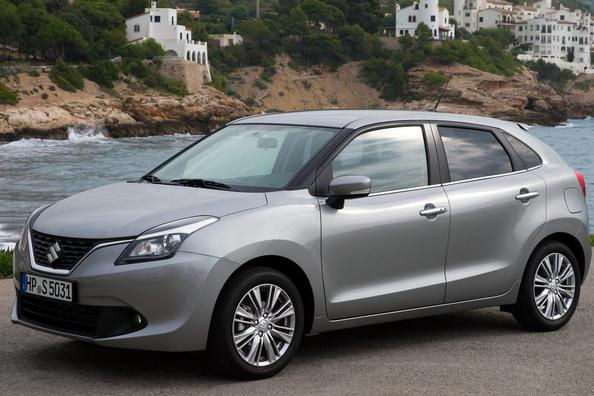 Andra generationen av den kompakta halvkombin Suzuki Baleno